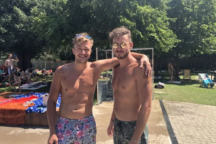 "Der einzige Unterschied ist, dass jetzt ein Security herumläuft" sagen Clemens und Otmar, die den Sommertag im Margaretenbad sichtlich genießen. Nach anfänglichen Unsicherheiten, wie die Situation im Freibad nun sein würde, sind sie froh, "dass es ein Sommertag ist, wie jeder andere. Ohne spürbare Angst", sind sie erleichtert.