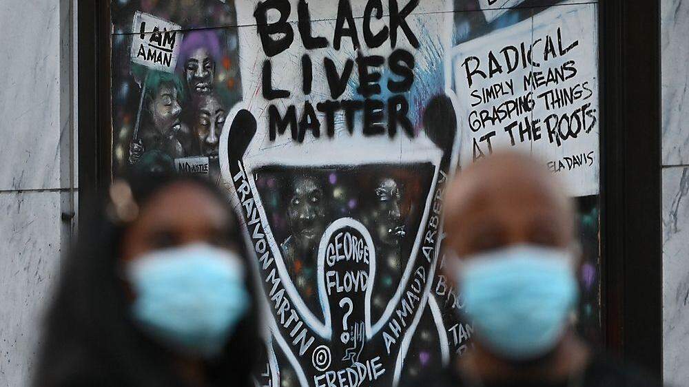 Auch  &quot;Black Lives Matter&quot; geistert durch das Buch von Steph Cha