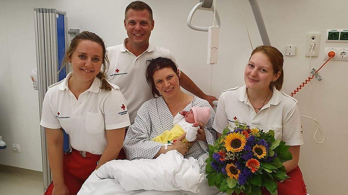 Mioara M. mit Töchterchen Livia - und mit dem Rotkreuz-Team Annika Schuff, Philipp Jani und Alina Trummer