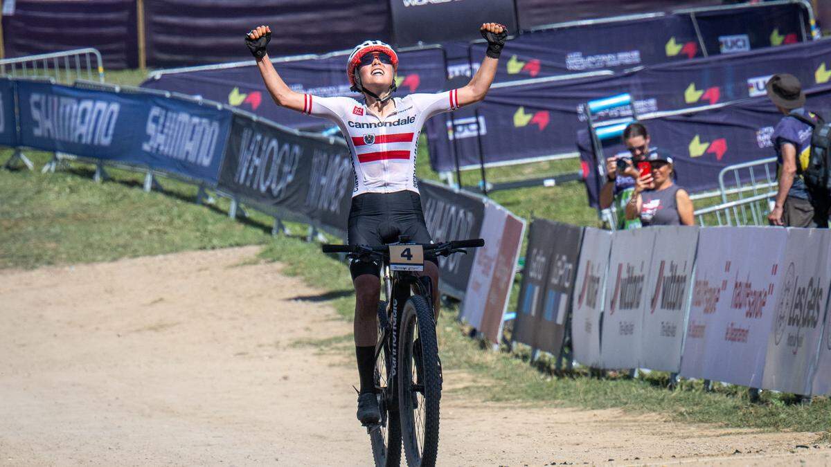 Mona Mitterwallner bejubelt ihren zweiten Erfolg im Mountainbike-Weltcup in Serie