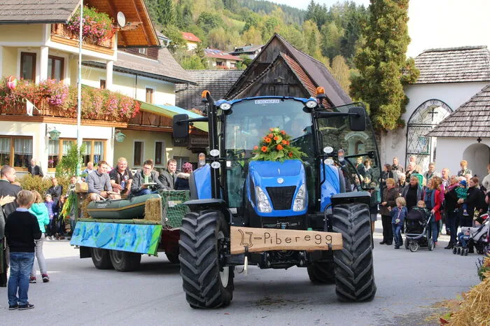 Der traditionelle Ernteumzug mit 14 geschmückten Traktoren sowie Anhängern und zog vorbei an zahlreichen Besuchern bis zum Rüsthaus der FF Hirschegg.