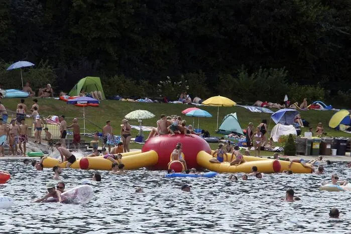 Mit 23.000 Quadratmetern Wasser- und 100.000 Quadratmetern Grünfläche ist es das größte Beckenbad Österreichs.