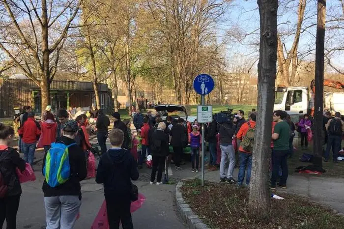 ...rund 150 Grazern war sie beim Frühjahrsputz an den Murufern dabei. Neben weiteren Politikern von KPÖ und SPÖ waren vor allem viele Ehrenamtliche dabei.
