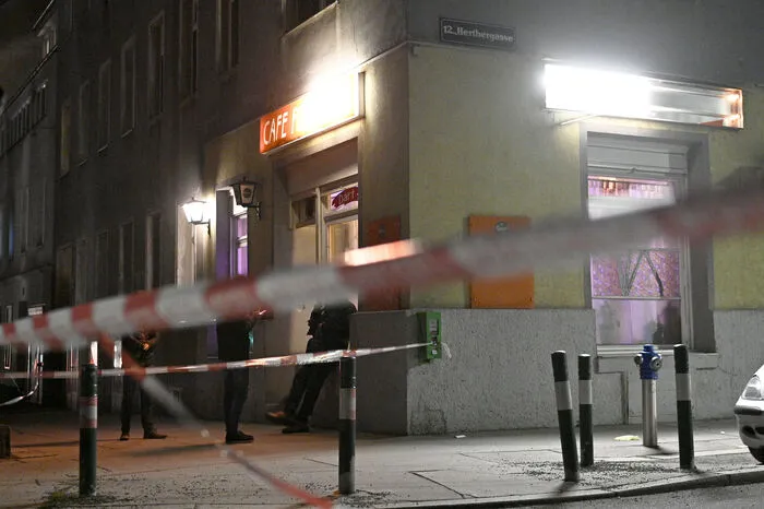 Danach richtete er die Waffe gegen sich selbst. Während der Schütze wenig später verstarb, liegt das Opfer im Koma.