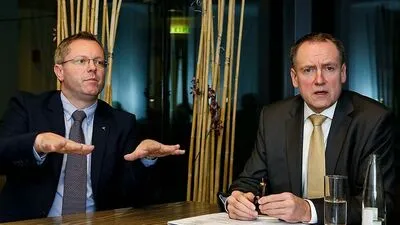 Intensive Ärzte-Diskussion: die Kammerpräsidenten Josef Huber (Kärnten) und Herwig Lindner (Steiermark)