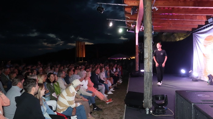 Von der ersten bis zur letzten Reihe waren die Besucherränge beim Soloprogramm von Gernot Kulis besetzt.
