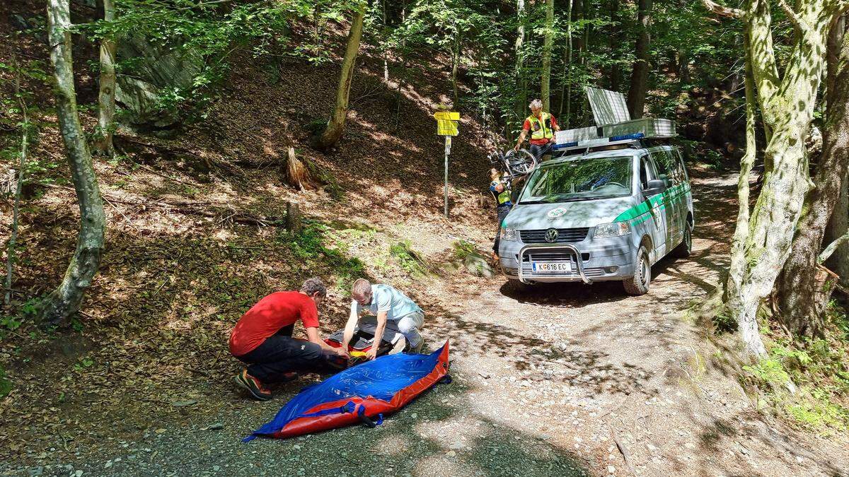 Eine Urlauberin verletzte sich bei einer Wanderung am Forstsee