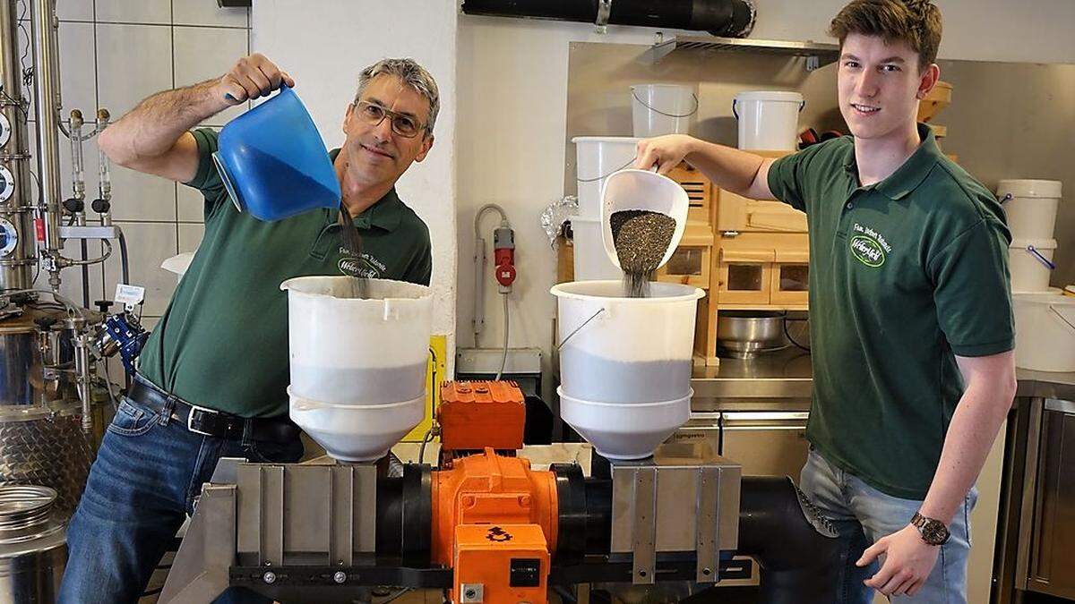 Wilfried (links) und Clemens Lackner von der Ölmühle &quot;WeberMichl&quot;