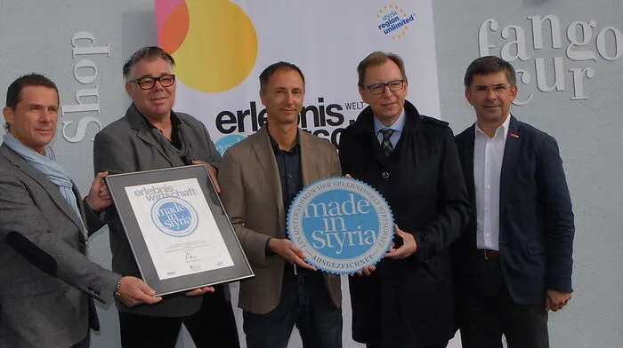 Helmut Weissenstein, Eberhard Schrempf, fangocur-Geschäftsführer Harald Huber, Landesrat Christian Buchmann und Landtagsabgeordneter Franz Fartek bei der Überreichung des Gütesiegels „Erlebniswelt Wirtschaft – made in Styria“