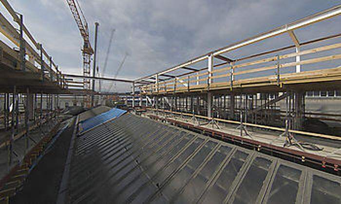 Das Dach wird mit Stahlkonstruktion überbaut