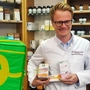 Bernd Edler bietet in seiner Apotheke St. Martin rezeptfreie Medikamente per Lieferservice an