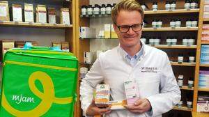 Bernd Edler bietet in seiner Apotheke St. Martin rezeptfreie Medikamente per Lieferservice an
