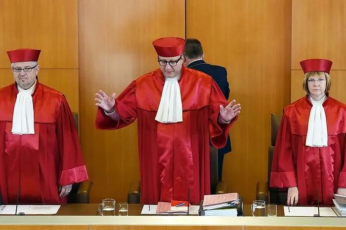 Die Kläger, die mit Vollmachten von mehr als 190.000 Bürgern vor Gericht das vorläufige Inkrafttreten des Abkommens Anfang 2017 verhindern wollen, sehen das im Grundgesetz verbürgte Demokratieprinzip und das Wahlrecht der Bürger durch CETA verletzt. Dies gelte insbesondere für die CETA-Ausschüsse, die den Vertrag ohne Beteiligung der nationalen Parlamente ändern könnten, und die Klagemöglichkeiten für Unternehmen vor einem Investitionsgericht.