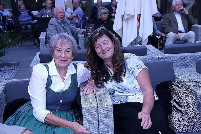 Nach dem offiziellen Teil wurde noch im Rathauscafé weiter fröhlich gesungen und musiziert.