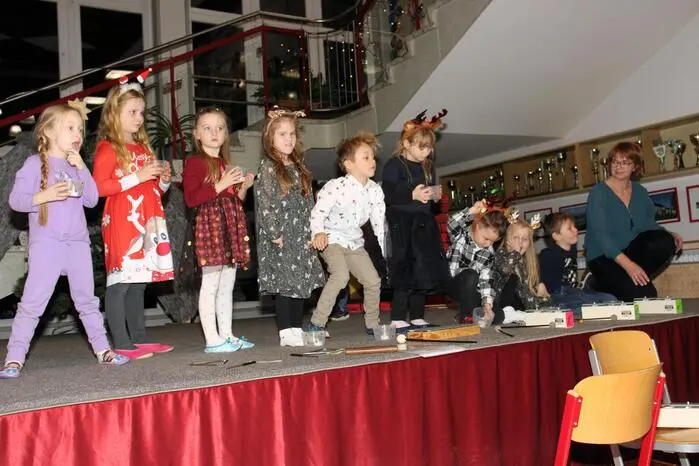 In der vollbesetzten Aula der Mittelschule Krottendorf-Gaisfeld präsentierten die Kinder mit Begeisterung ihre einstudierten Lieder und Tänze rund um das Weihnachtsfest und wurden mit tosendem Applaus und Jubelrufen der Besucher belohnt. 