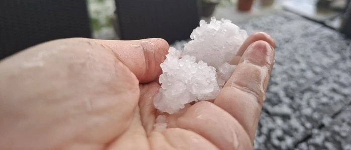 Am frühen Nachmittag zog eine Front über das Aichfeld hinweg und brachte auch Hagel mit – hier ein Bild aus Fohnsdorf