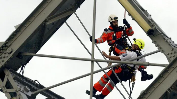 Bei Wind und Regen haben sich am Mittwoch 44 Einsatzkräfte vom Wiener Riesenrad abgeseilt.