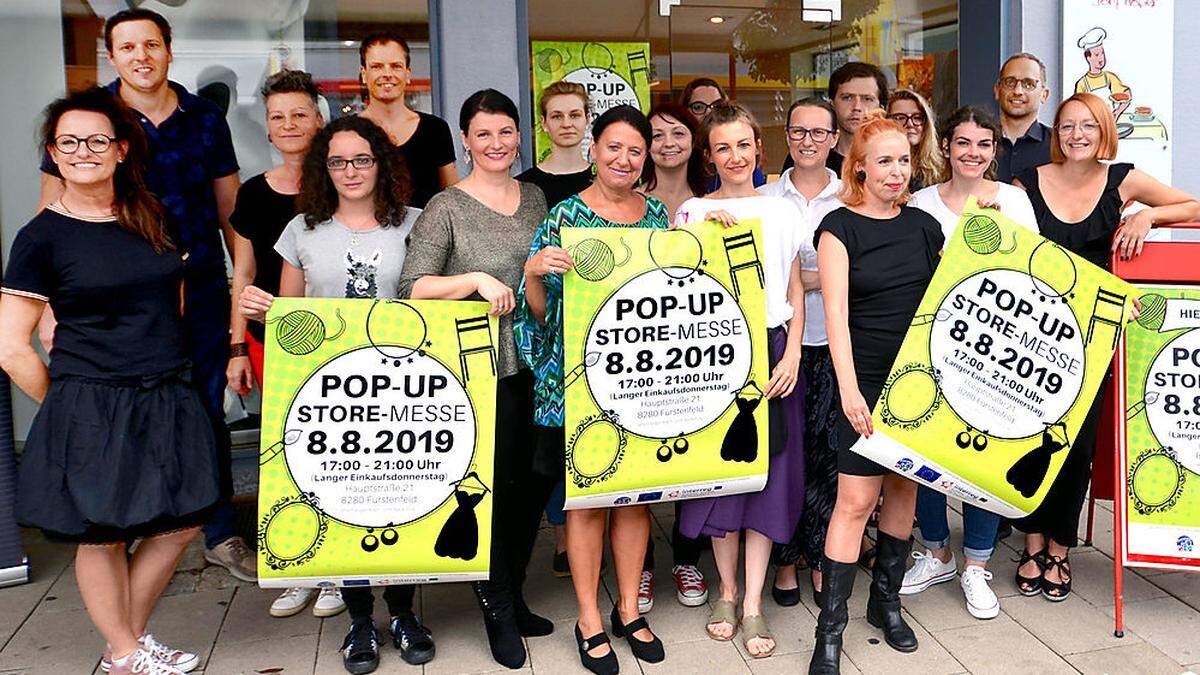 Aussteller mit Organisatoren bei der 1. „Pop-Up-Store-Messe“ in der Fürstenfelder Hauptstrasse zeigten sich vom Besucherinteresse hoch zufrieden