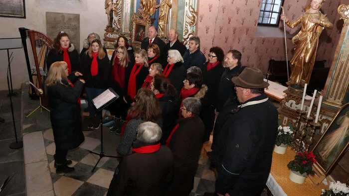 Der Volksliedchor Himmelberg unter Leitung von Andrea Kraschl & Obfrau Melanie Schnitzer.