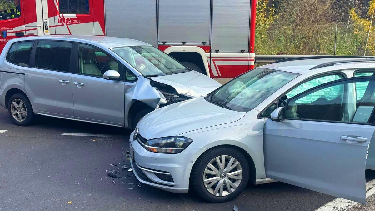 Zwei Pkw stießen auf der L121 zusammen