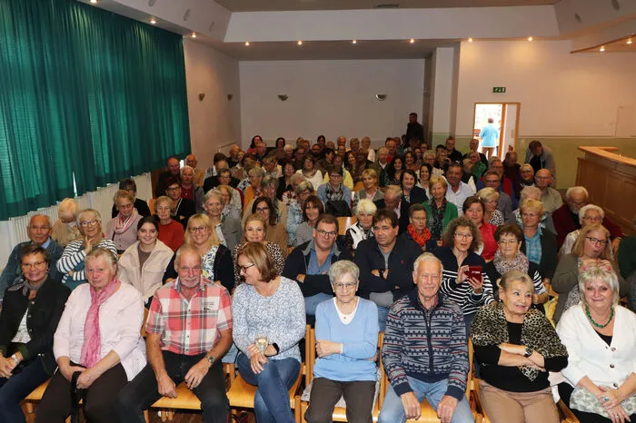 Der Dorfgemeinschaftsaal am Wachsenberg war bereits bei der Premie zweimal (um 14 Uhr und um 20 Uhr) restlos ausverkauft!