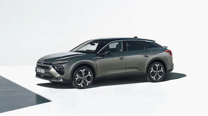 Wie vor ihm schon der C4 ist auch Citroëns Flaggschiff in seiner Neuauflage zum Crossover mutiert: Die Rede ist natürlich vom C5, der 2017 ausgelaufen ist und jetzt als enger technischer Verwandter des Peugeot 508 und des DS 9 sein Comeback in der oberen Mittelklasse feiert.