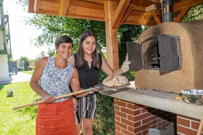 Barbara Zenz holte die Brote dann gemeinsam mit Tochter Anna aus dem Ofen. Die resche Kruste zeichnet das steirische Holzofenbrot besonder aus.