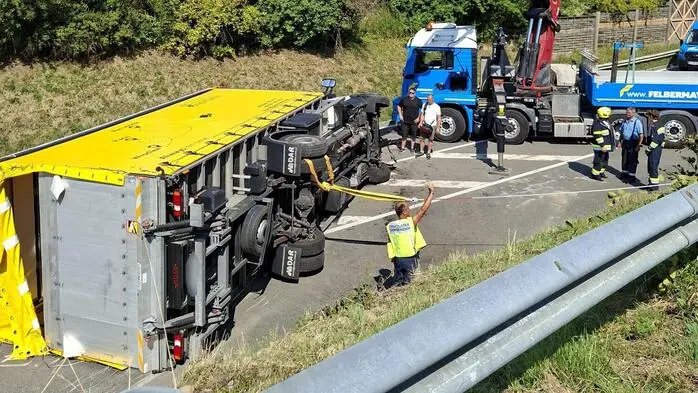Der Lkw blieb quer über die Fahrbahn liegen