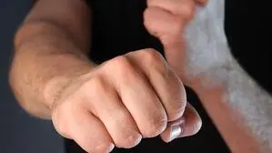 Mit einem Fausthieb hat der 23-Jährige den jungen Mann niedergeschlagen (Sujetbild)