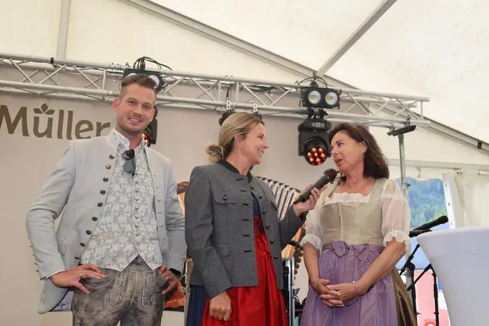 Marcel (links) und Edith Müller (rechts) mit Sonja Kleindienst.