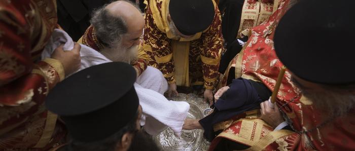 Der griechisch-orthodoxe Patriarch Theophilos III. nahm auf dem Platz der Grabeskirche die Fußwaschung vor