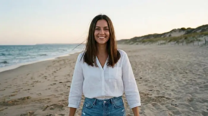 Ein von „Lebensstimmen“ erzeugter Avatar zeigt, wie persönliche Abschiedsbotschaften künftig inszeniert werden könnten – hier vor der Strandkulisse (Bild: KI-generiert)