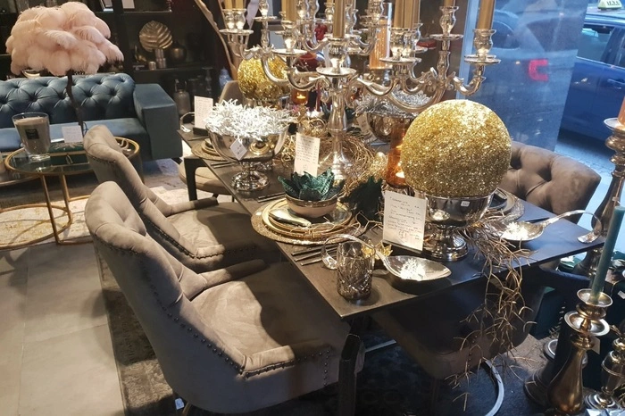 ... Vasen, Teller, Tische, Besteck, Couches und vieles mehr.