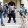 Militante Waffennarren posieren vor dem Kapitol in Lansing, Michigan
