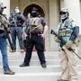 Militante Waffennarren posieren vor dem Kapitol in Lansing, Michigan
