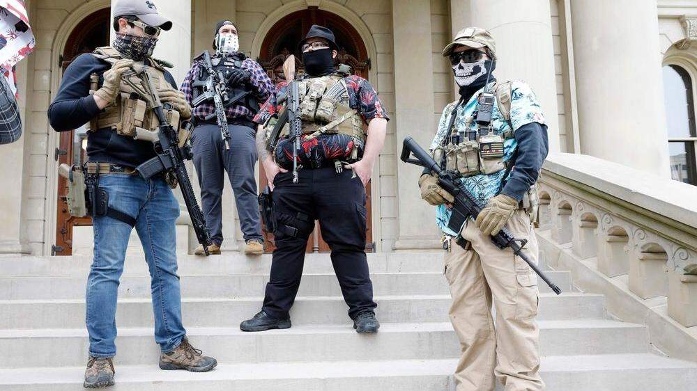 Militante Waffennarren posieren vor dem Kapitol in Lansing, Michigan