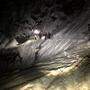 Durch steiles Gelände konnte die Bergretter spätnachts und bei Eiseskälte zwei verirrte Personen ins Tal bringen