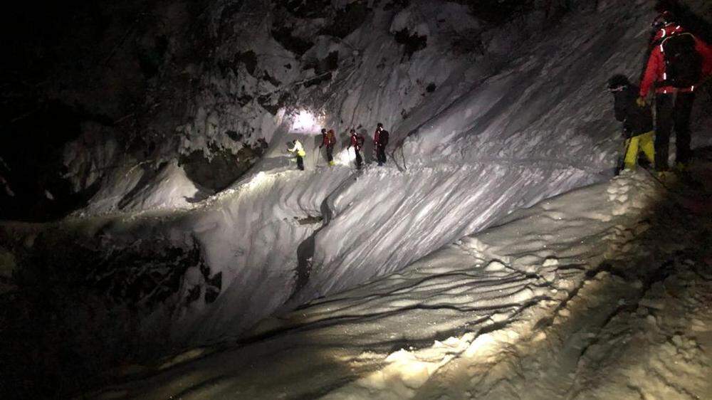 Durch steiles Gelände konnte die Bergretter spätnachts und bei Eiseskälte zwei verirrte Personen ins Tal bringen