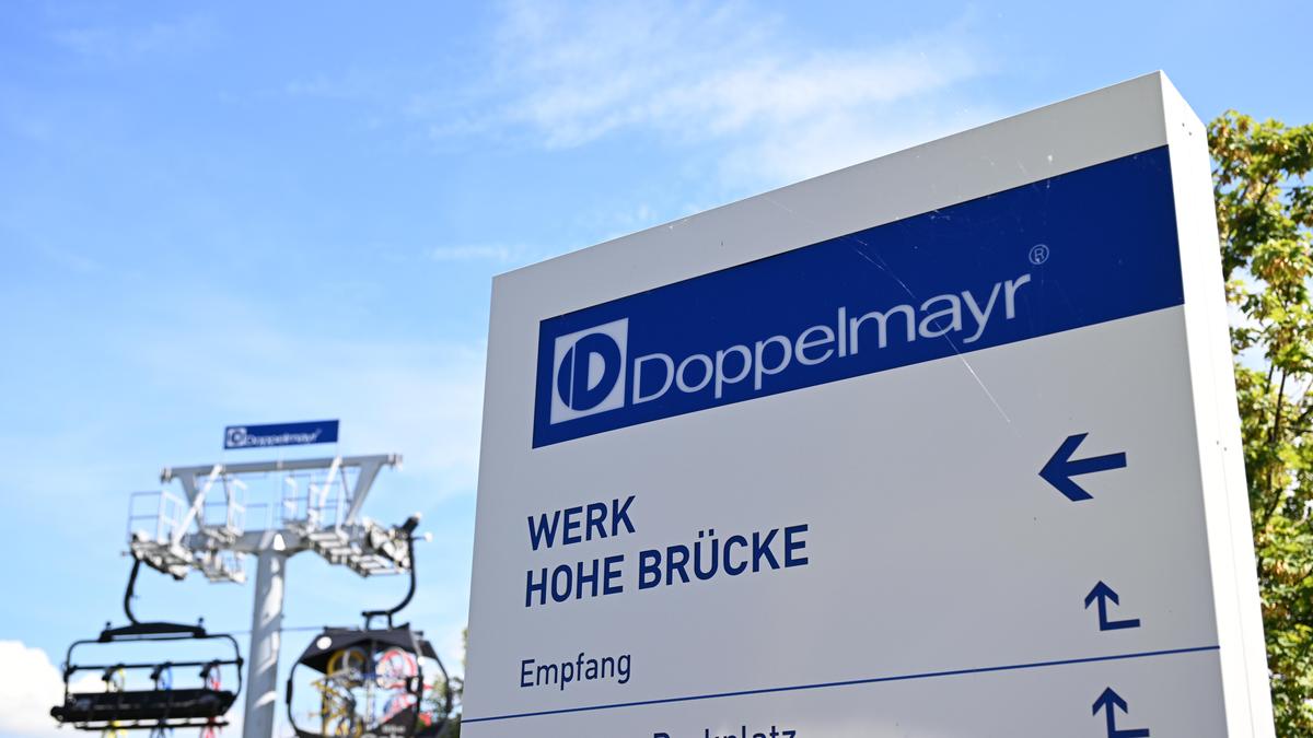 THEMENBILD ++ Hinweisschild am Hauptsitz der Firma Doppelmayr in Wolfurt 