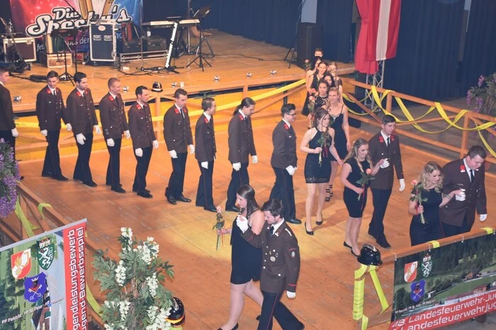 Die Polonaise der Feuerwehren wurde mit viel Begeisterung aufgenommen. Einstudiert wurde sie von Mario Stock von der Feuerwehr Peterdorf.