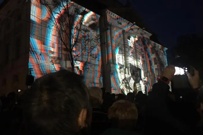 "Arkestra of Light: polarized" vom Grazer Lichtkünstler-Trio OchoReSotto im Burghof