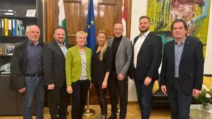 Notärztliches Gipfeltreffen bei Gesundheitslandesrätin Juliane Bogner-Strauß (M.) mit den Ortschefs von Radmer, Altenmarkt, Wildalpen, St. Gallen, Eisenerz und Landl 