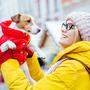 Hektik, Lärm und viele Menschen: Ein Besuch auf dem Weihnachtsmarkt bedeutet für Hunde Stress