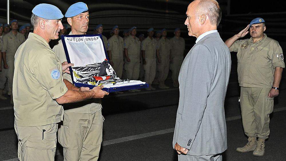 Rückkehr der letzten 44 Blauhelme vom Golan am 31. Juli 2013, mit symbolischer Übergabe der österreichischen Fahne an den Verteidigungsminister