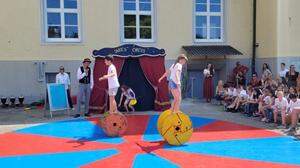 Die Kinder hatten einen wunderbaren Zirkus für ihr Abschlussfest einstudiert