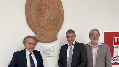 Emil Brix, Joachim Reidl, Hannes Galter vor dem Gedenkmedaillon