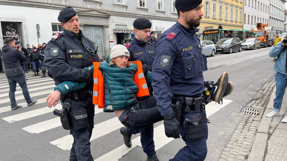 Gegen 8.30 Uhr trugen die Polizisten die letzten Klimaschützer von der Straße