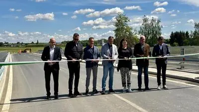 Beim symbolischen Durchschneiden des Eröffnungsbandes (v.li.n.re.): Philipp Hadl, Granit-Bau, Landesbaudirektor Andreas Tropper, Robert Rast, Leiter des Referates Straßeninfrastruktur-Bestand, Projektleiter Gerhard Hartmann, Verkehrslandesrätin Claudia Holzer, Hannes Zweytick, Bürgermeister von Ehrenhausen, und Peter Stradner, Bürgermeister von Wagna.