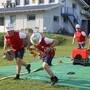 Männer in roter Kleidung mit einer silbernen Kopfbedeckung, die laufen 