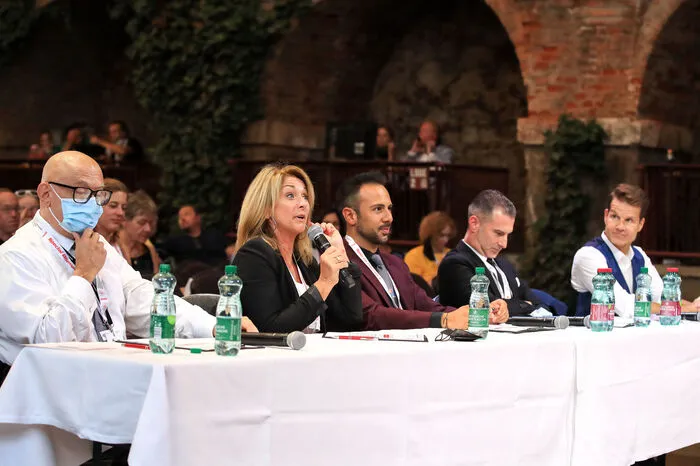 ... mit einer prominenten internationalen Jury: Peter Maxwell (UK), Julie Fryer (Niederlande), Danilo Campisi (A), Paolo Bosco (I) und Louis van Amstel (USA, NL) sind alle Weltmeister bzw. als TV-Moderatoren von Tanzshows bekannt.